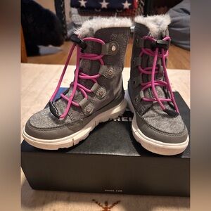 Sorel Girls Explorer Lace Snow Boots in color quarry/ lavender size 11T.